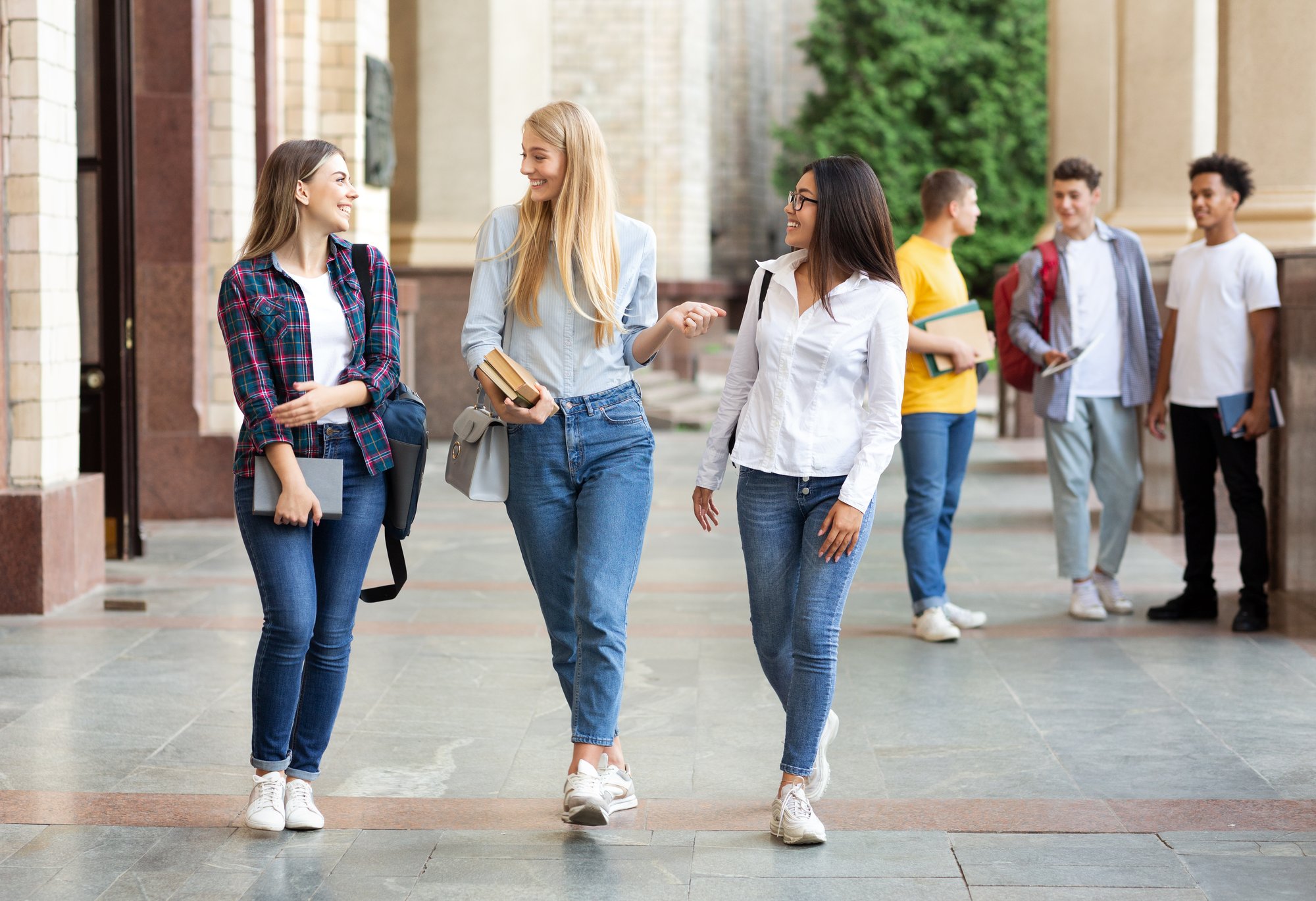 university-life-girls-walking-after-classes-outdoo-7GKMBVT